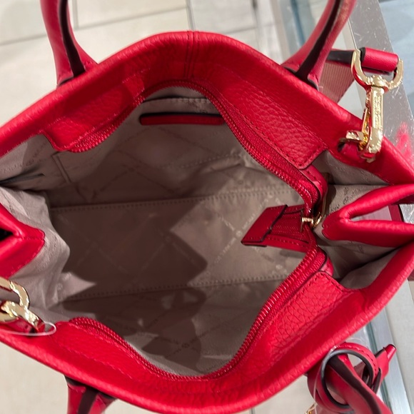 MICHAEL KORS
Mirella Small Pebble Leather Crossbody Bag
Bright Red
NWT - Picture 11 of 16